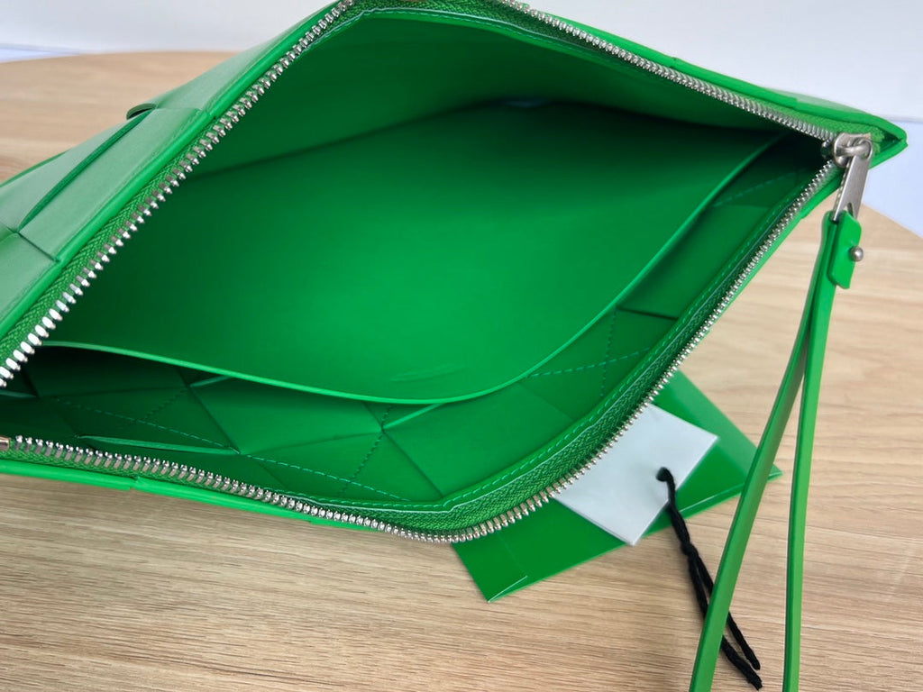 LARGE CASSETTE POUCH 35 IN MALACHITE GREEN CALFSKIN