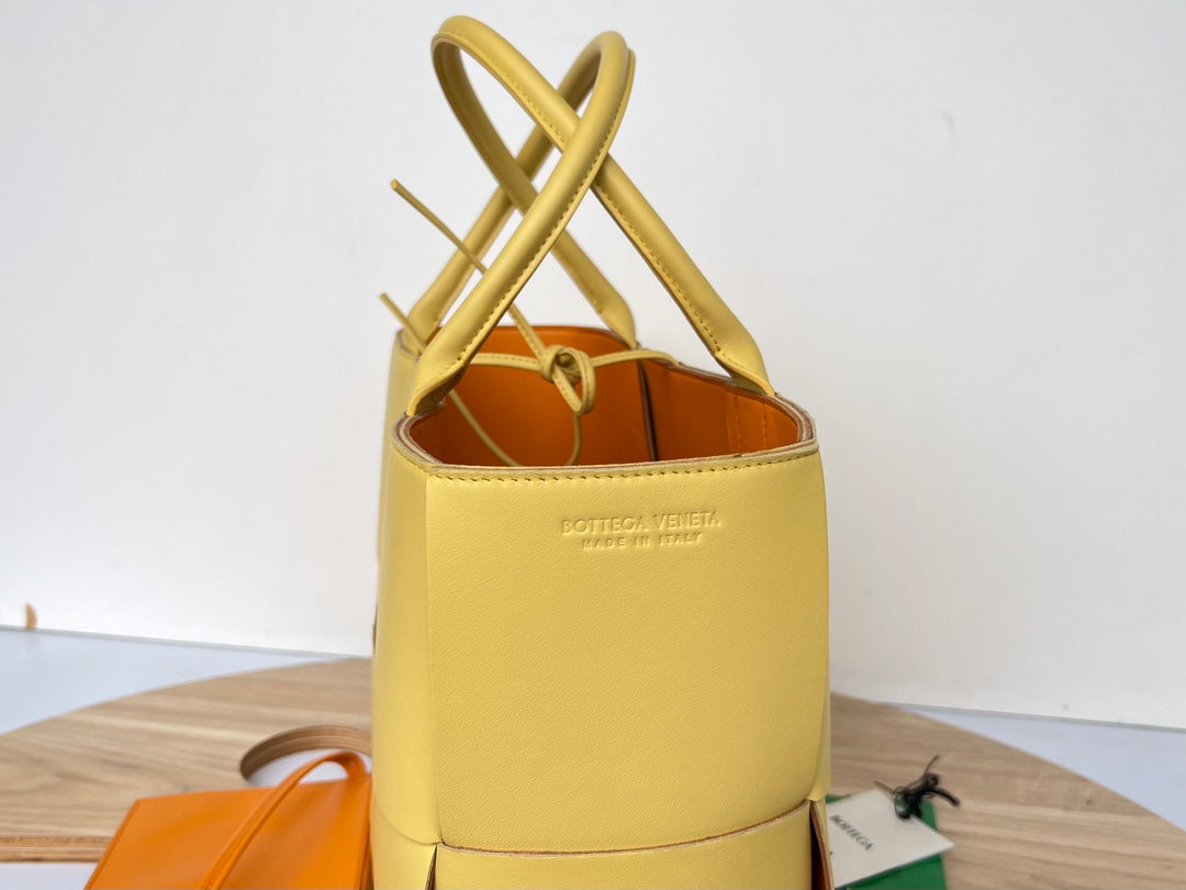 BOTTEGA VENETA ARCO TOTE 36 IN CHENIN YELLOW CALFSKIN