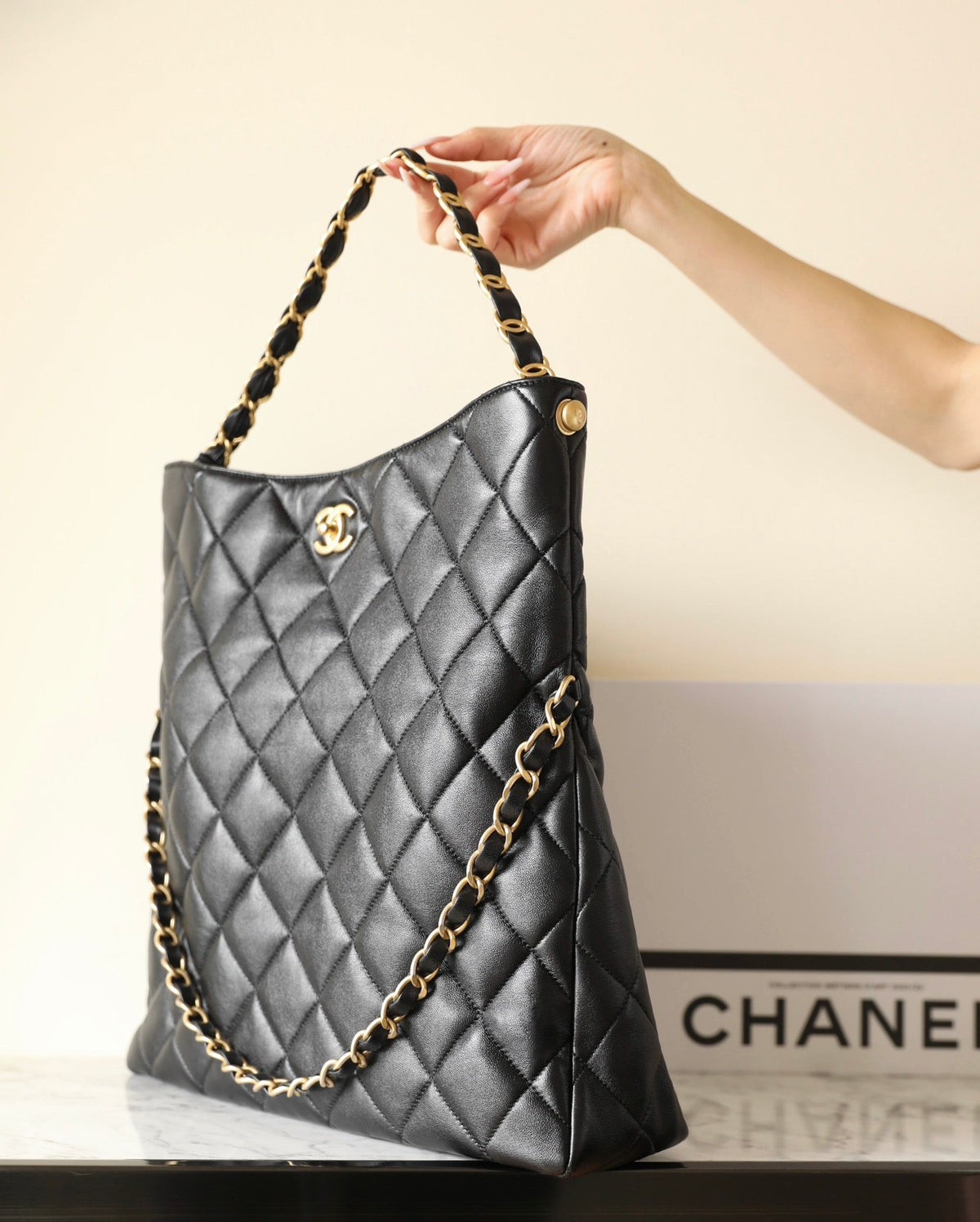 CHANEL 25S TOTE 36 CM IN BLACK LAMBSKIN WITH GOLD HARDWARE
