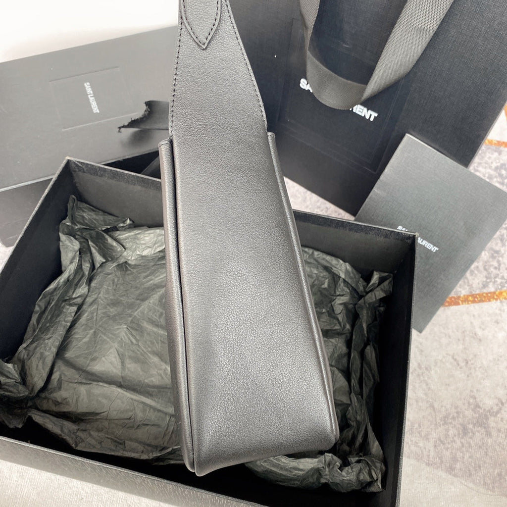 LE 5 À 7 SMALL SUPPLE 23 IN GRAY LAMBSKIN GOLD BUCKLE