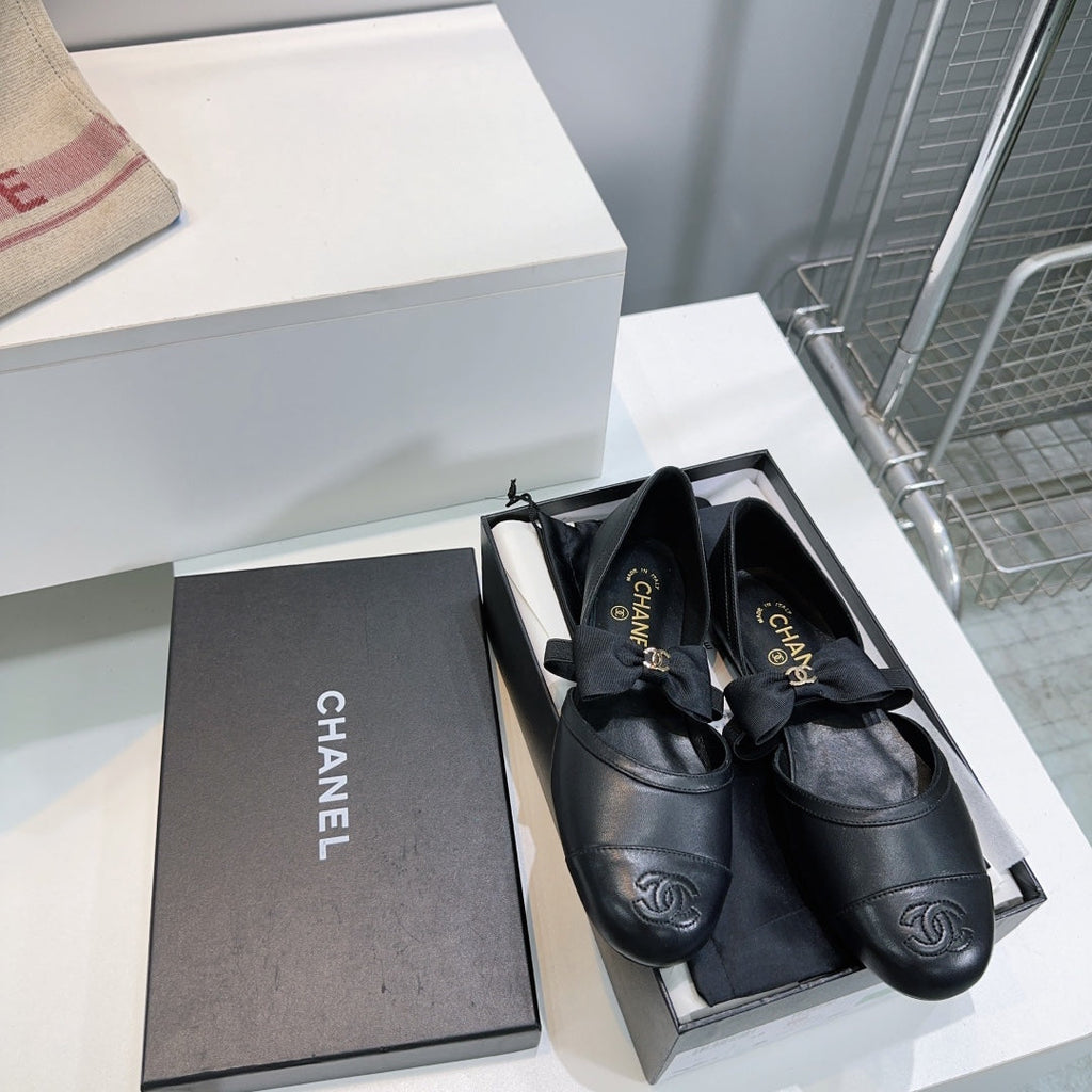 CHANEL FLAT MARY JANE SHOES 25S IN BLACK LAMBSKIN EMBOSSED LOGO WITH BOW