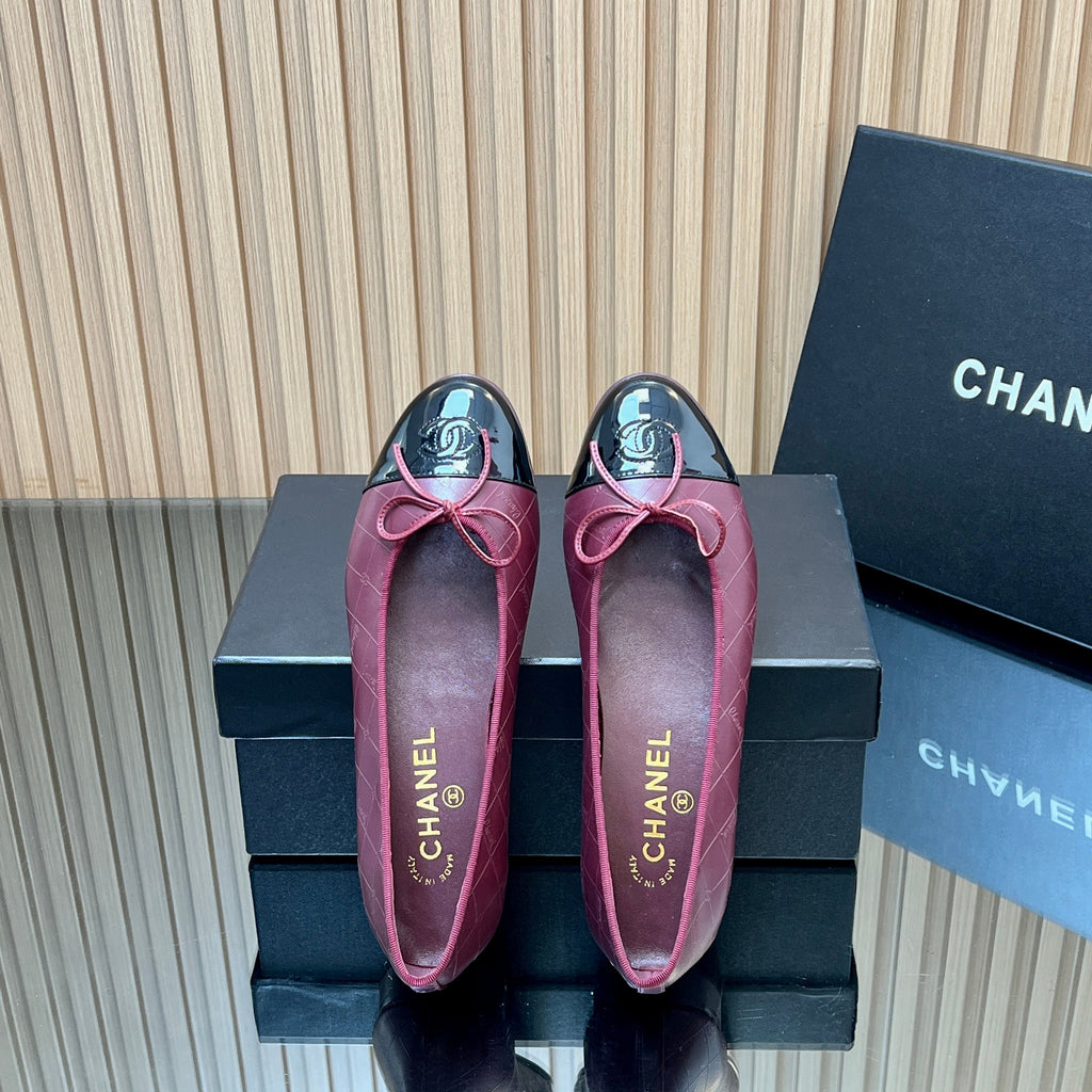CHANEL 25S BALLET FLATS 20MM IN DEEP PLUM AND BLACK CALFSKIN GLOSSY WITH BOW