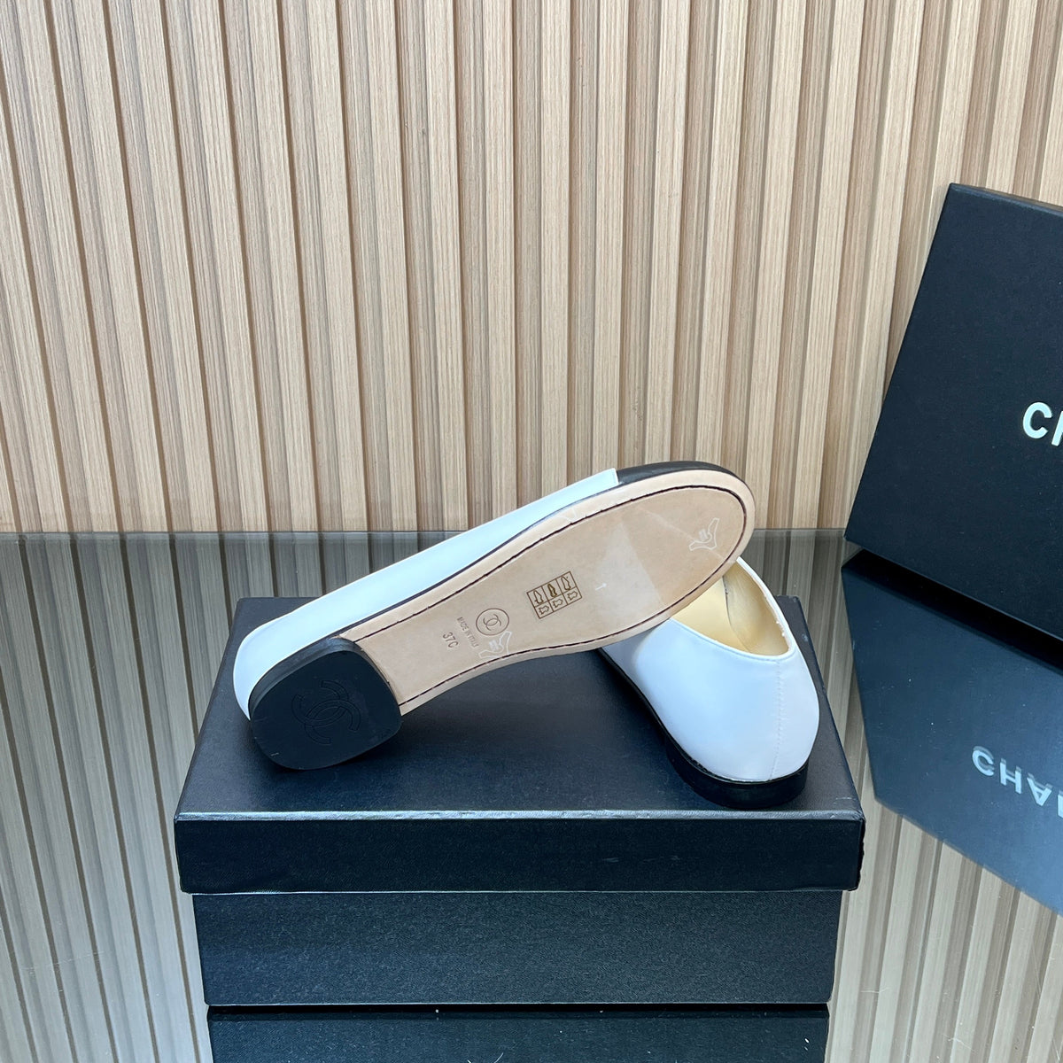 CHANEL 25S BALLET FLATS IN WHITE AND BLACK LAMBSKIN GOLD HARDWRE