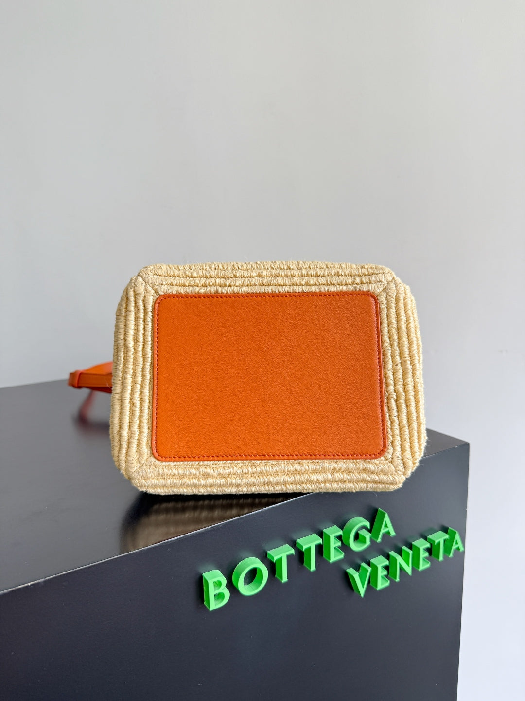 BOTTEGA VENETA 25S SMALL PARACHUTE 20 IN BURNED ORANGE CALFSKIN AND RAFFIA