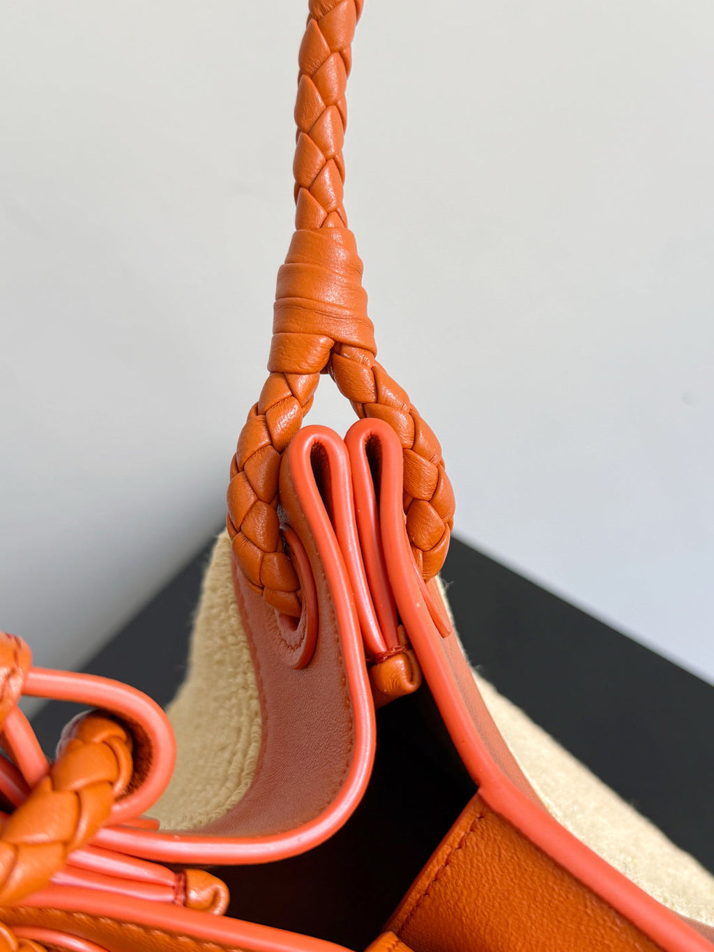 BOTTEGA VENETA 25S SMALL PARACHUTE 20 IN BURNED ORANGE CALFSKIN AND RAFFIA