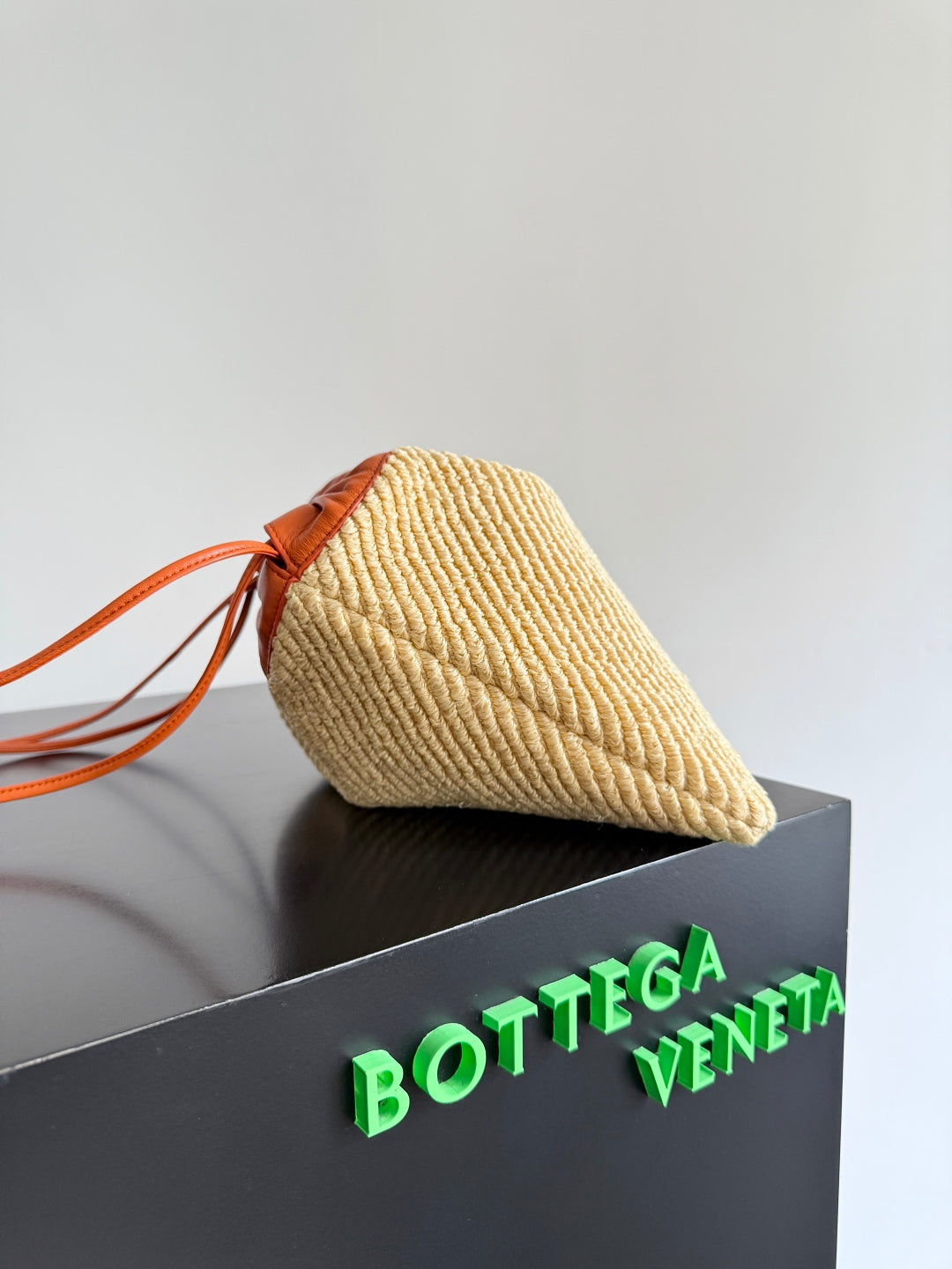 BOTTEGA VENETA 25S DUSTBAG 32 IN BURNT ORANGE RAFFIA AND CALFSKIN