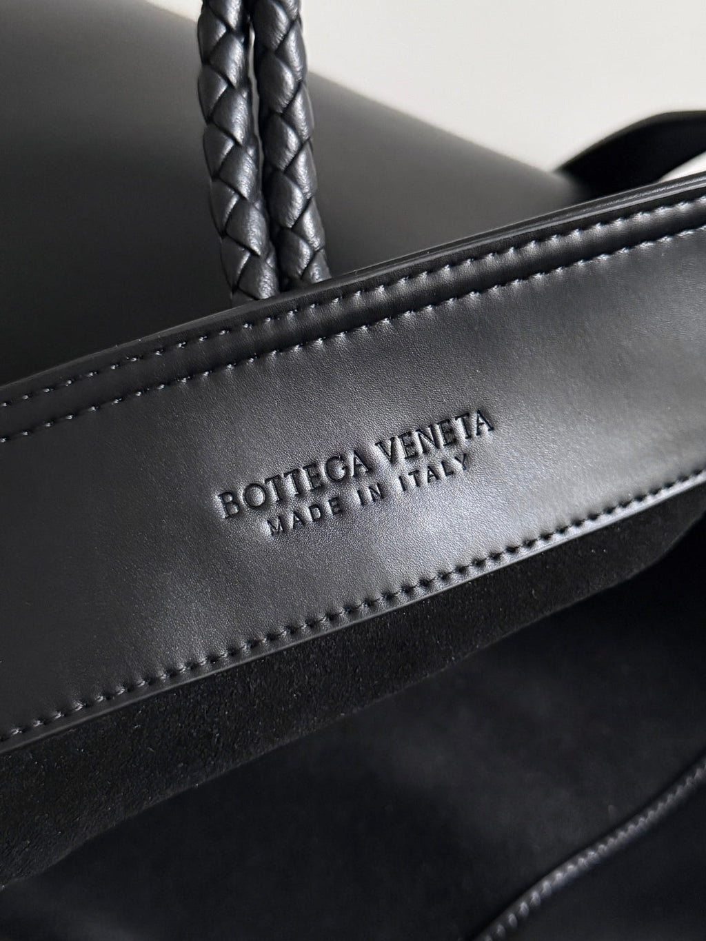 BOTTEGA VENETA 25S MEDIUM LIBERTA 22 IN BLACK CALFSKIN GOLD HARDWARE