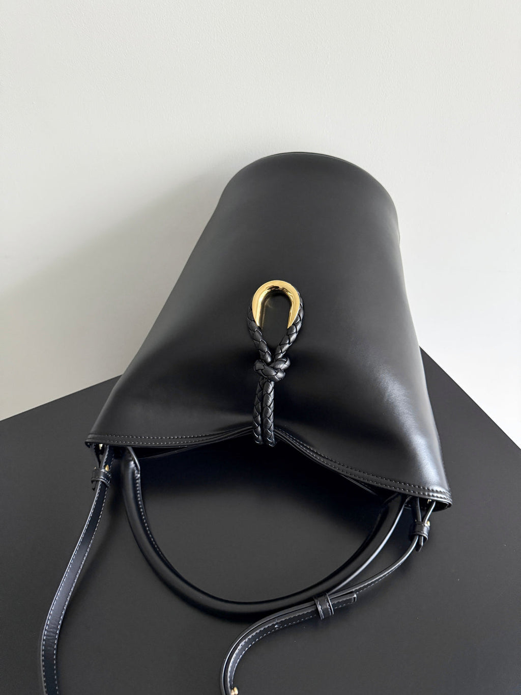 BOTTEGA VENETA 25S MEDIUM LIBERTA 22 IN BLACK CALFSKIN GOLD HARDWARE