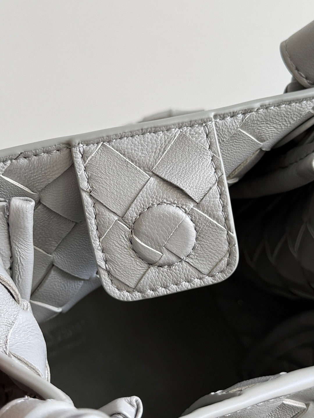 BOTTEGA VENETA 25S SMALL PARACHUTE 21 IN LIGHT GRAY CALFSKIN GOLD HARDWARE