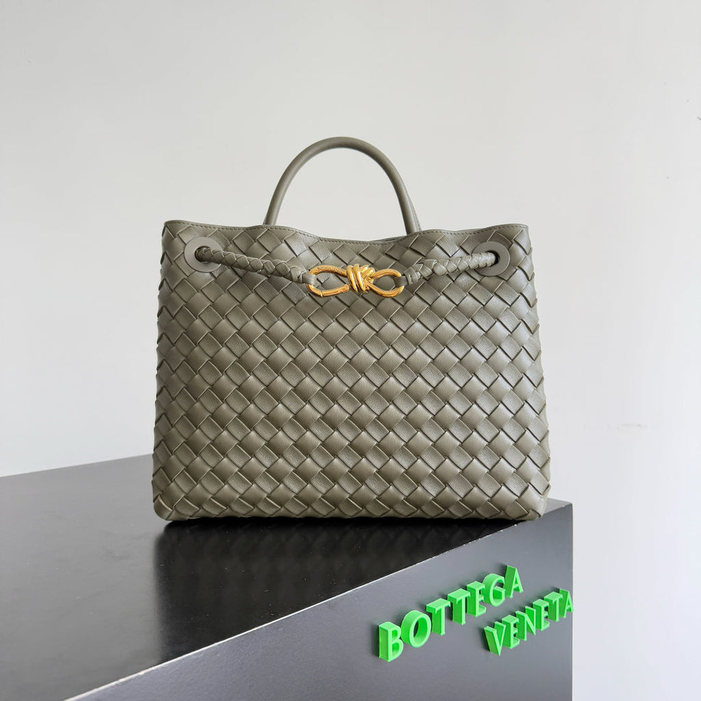 BOTTEGA VENETA 25S MEDIUM ANDIAMO 32 IN OLIVE GREEN CALFSKIN GOLD HARDWARE