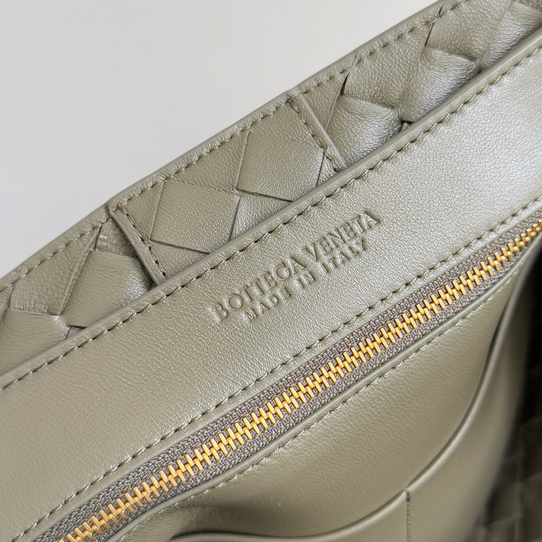 BOTTEGA VENETA 25S MEDIUM ANDIAMO 32 IN OLIVE GREEN CALFSKIN GOLD HARDWARE