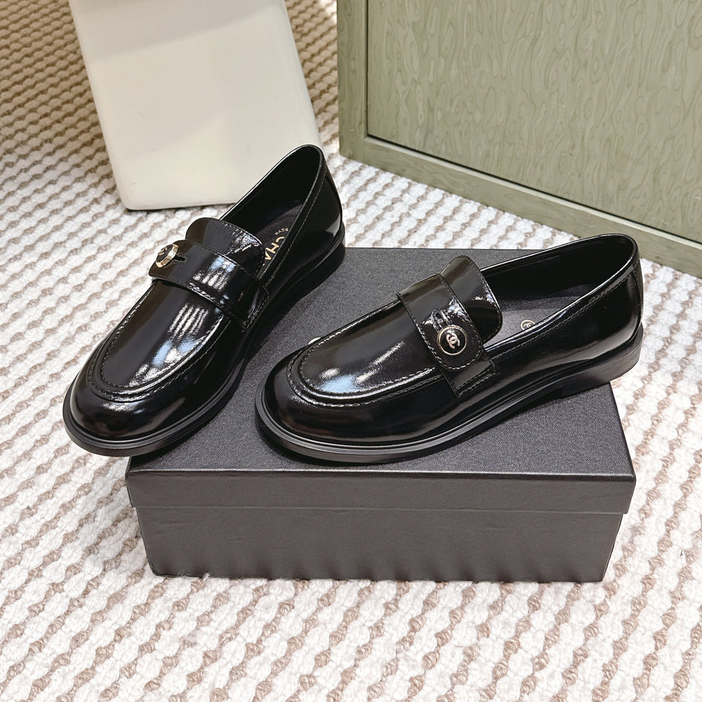 CHANEL 25S GODDESS FLAT LOAFERS IN BLACK PATENT CALFSKIN GOLD HARDWARE
