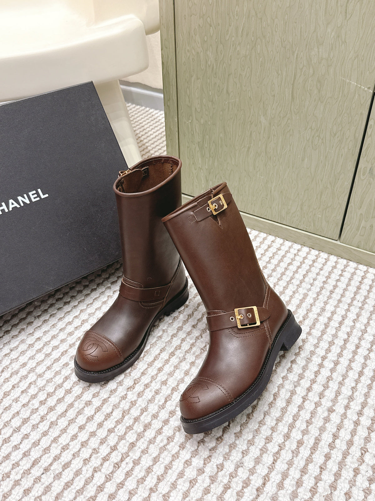 CHANEL 25S CALF-HIGH CHELSEA BOOTS IN BROWN CALFSKIN GOLD HARDWARE