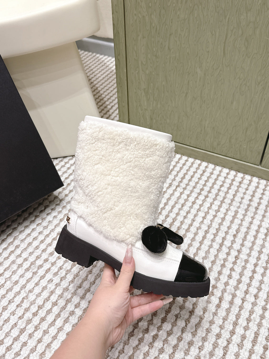 CHANEL 25S ANKLE BOOTS IN WHITE SHEARLING LAMBSKIN AND BLACK PATENT CALFSKIN