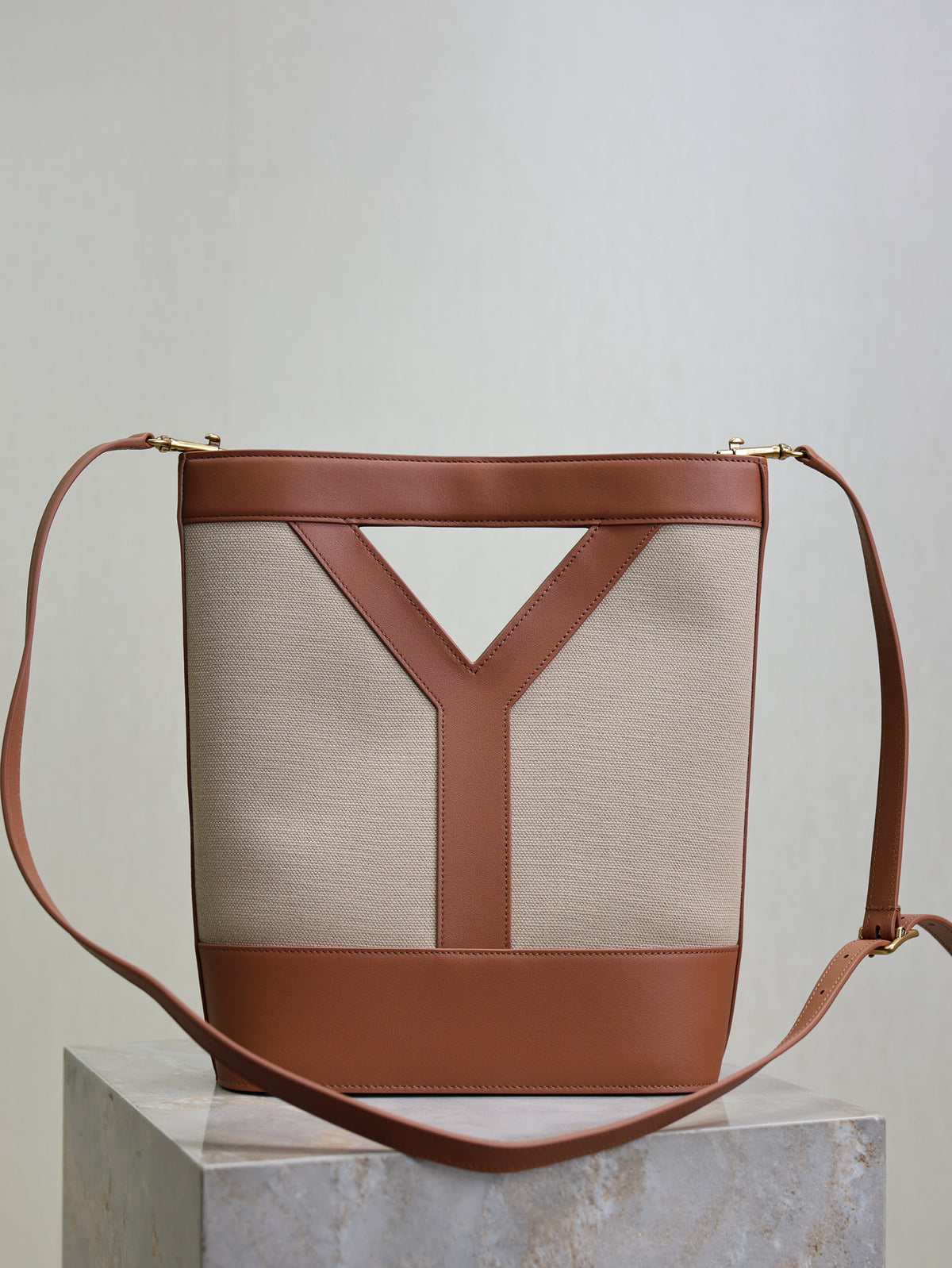 YSL 25S Y SMALL BUCKET 29 IN DESERT DUST AND BRICK CANVAS GOLD HARDWRE