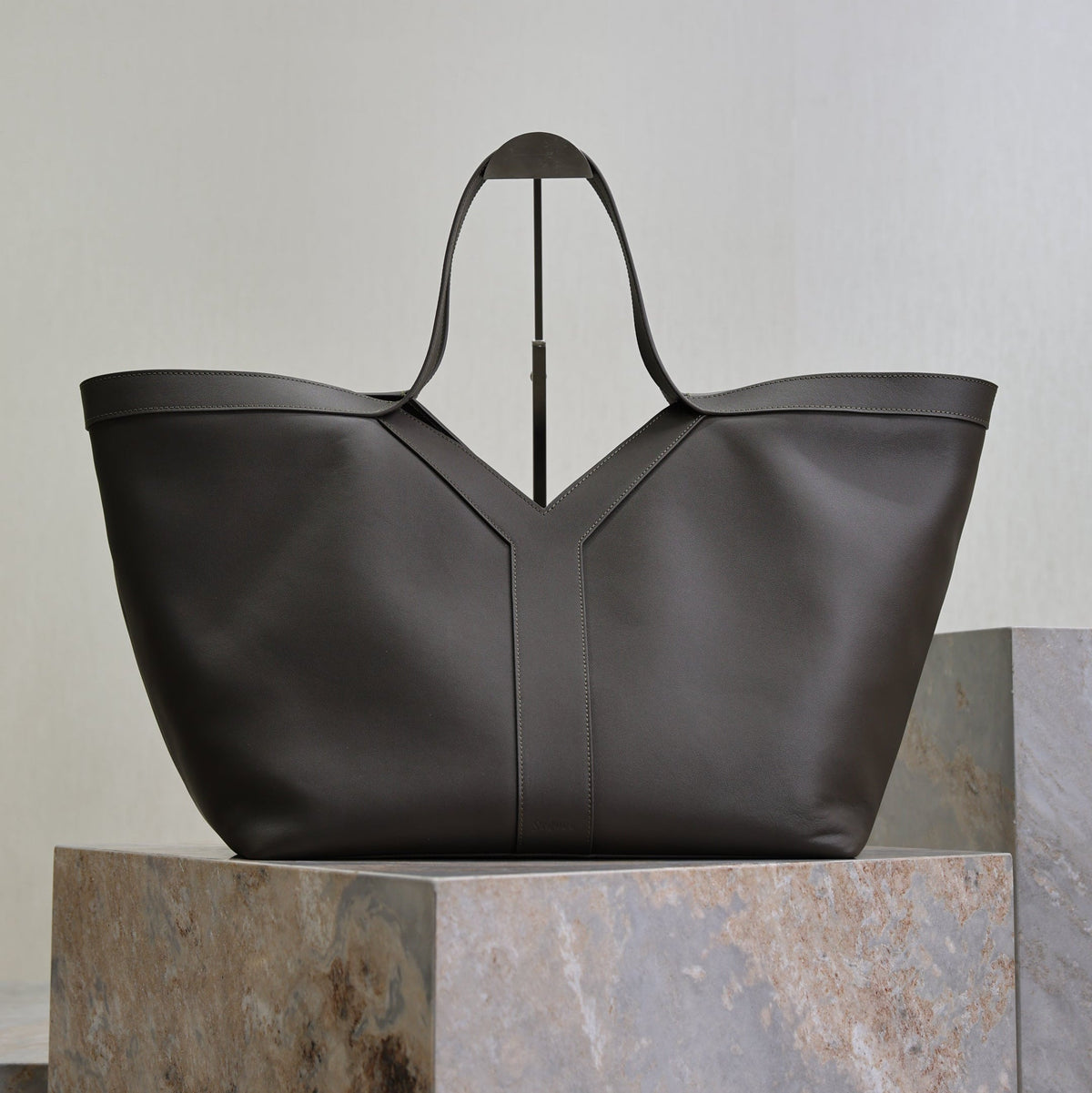 YSL 25S Y MAXI TOTE 50 IN MUTED CHARCOAL CALFSKIN GOLD HARDWARE