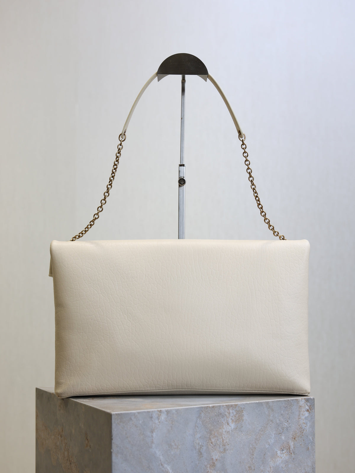 YSL 25S CASSANDRE ENVELOPE MESSENGER 35 IN BLANC VINTAGE LAMBSKIN GOLD HARDWRE