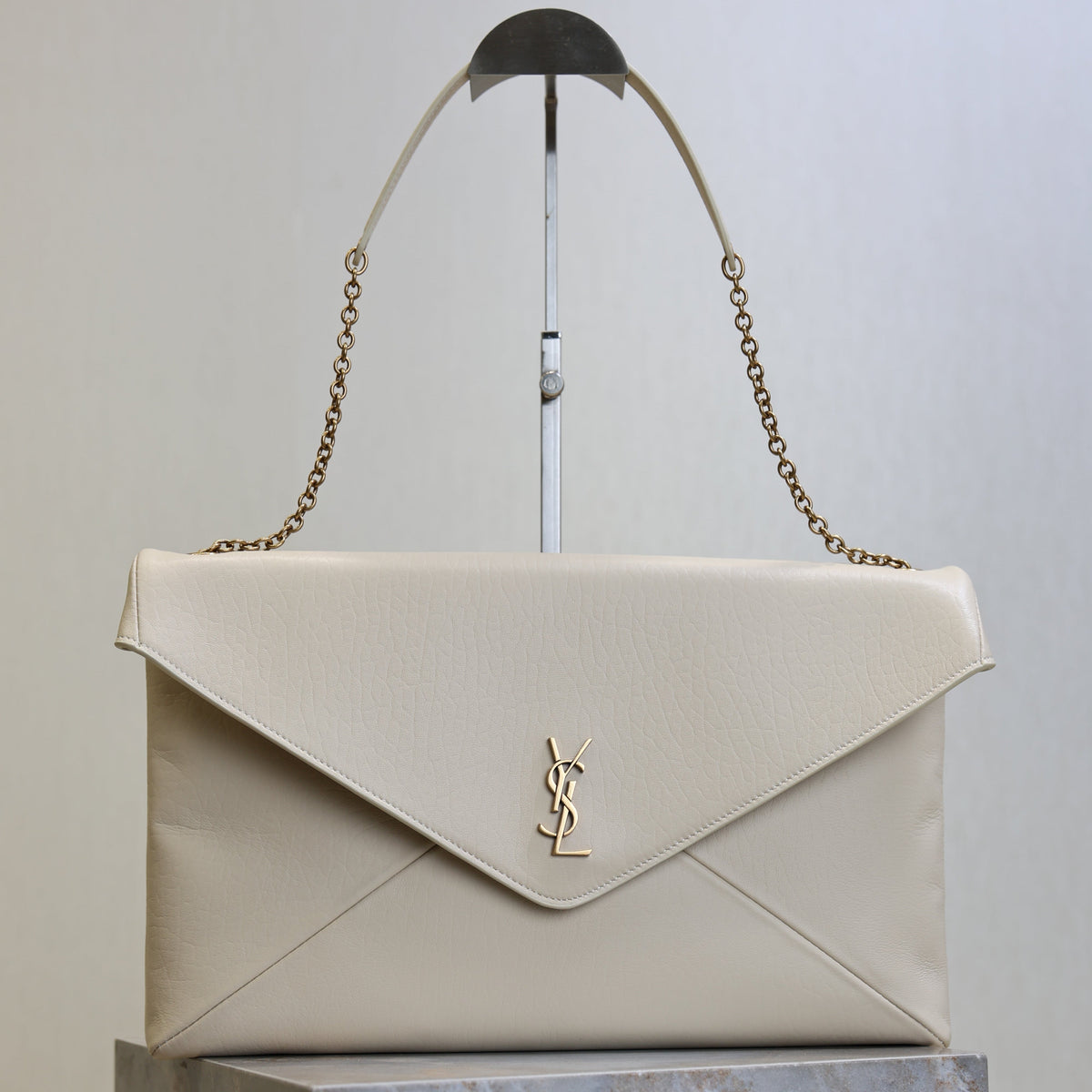 YSL 25S CASSANDRE ENVELOPE MESSENGER 35 IN BLANC VINTAGE LAMBSKIN GOLD HARDWRE