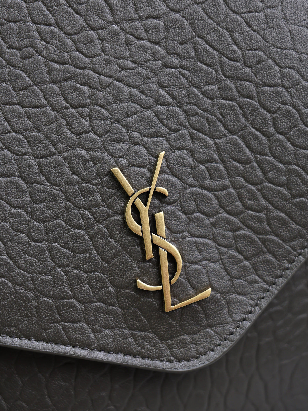 YSL 25S CASSANDRE ENVELOPE MESSENGER 35 IN LIGHT MUSK LAMBSKIN GOLD HARDWARE