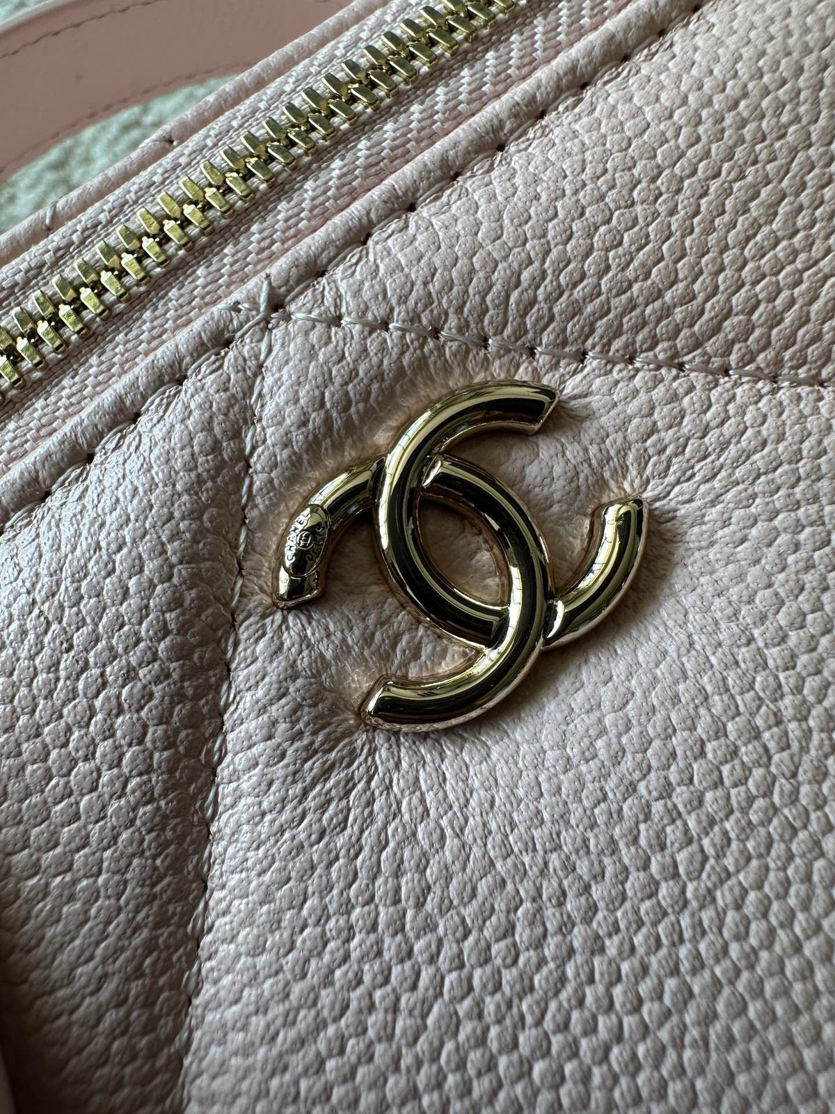 CHANEL 25S VANITY BAG 17 IN LIGHT PINK CAVIAR LEATHER WITH GOLD HARDWARE
