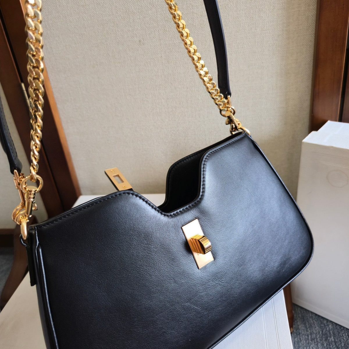 CELINE 25S SHOULDER CAMILLE 16 SOFT 27MM IN BLACK CALFSKIN GOLD HARDWARE