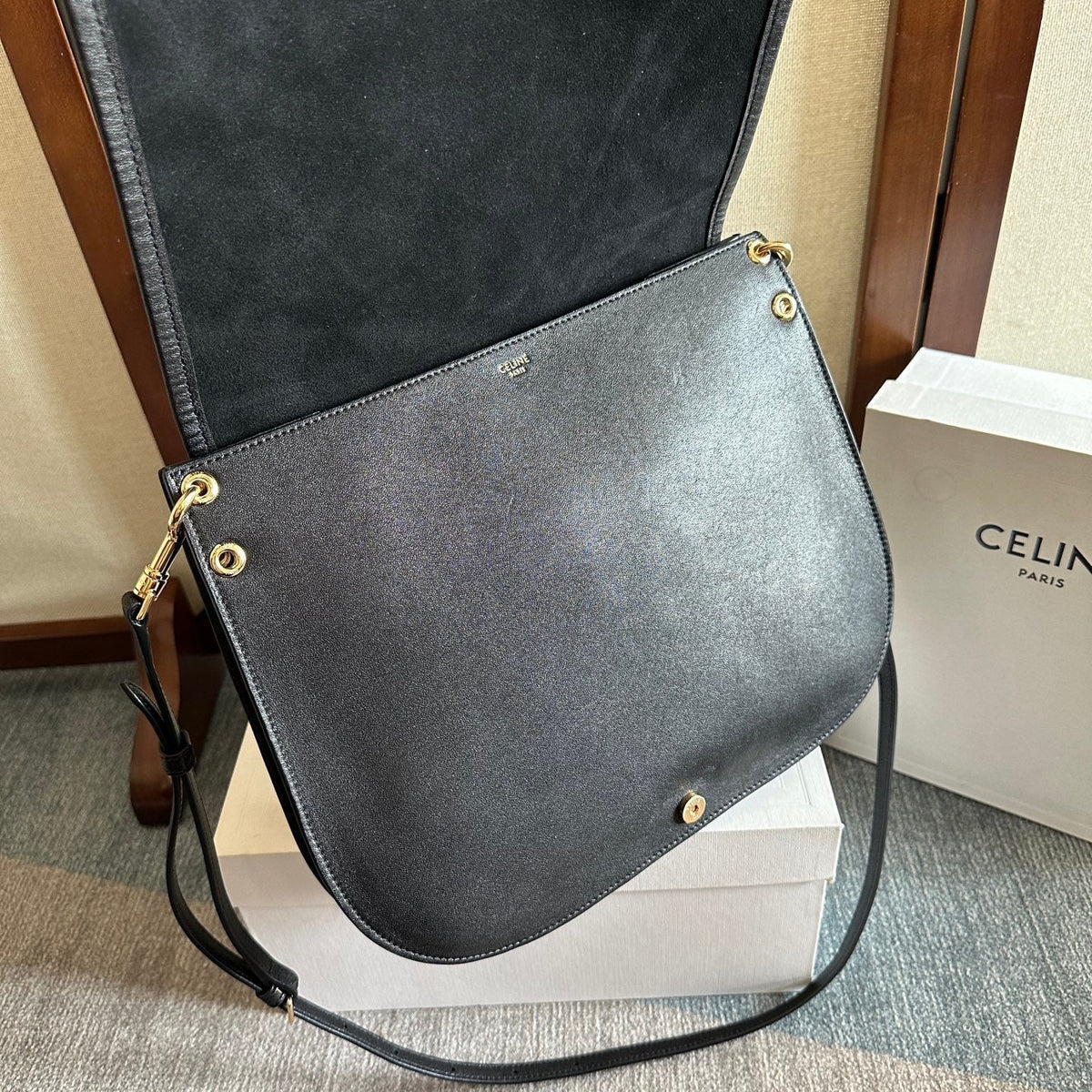 CELINE 25S BESACE SOFT TRIOMPHE 32MM IN BLACK SUPPLE SHINY LAMBSKIN