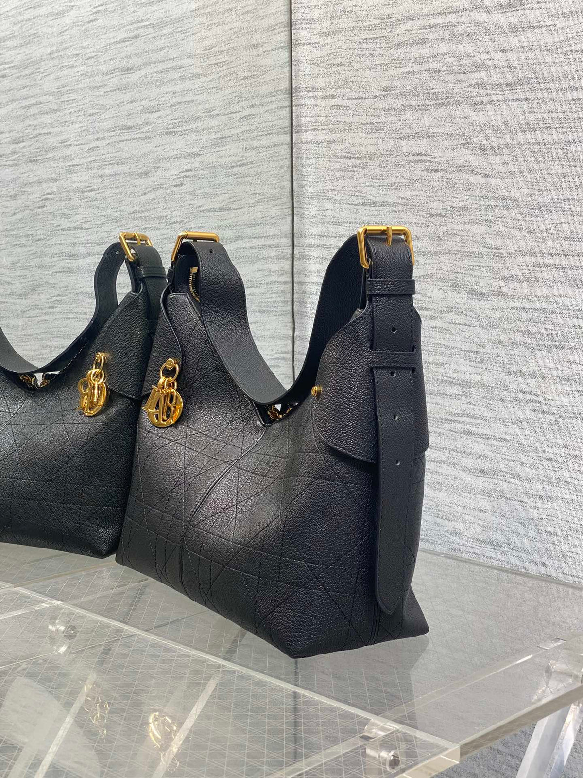 DIOR 25S MEDIUM VOYAGE BAG 28 IN BLACK FLAT MACROCANNAGE GRAINED CALFSKIN