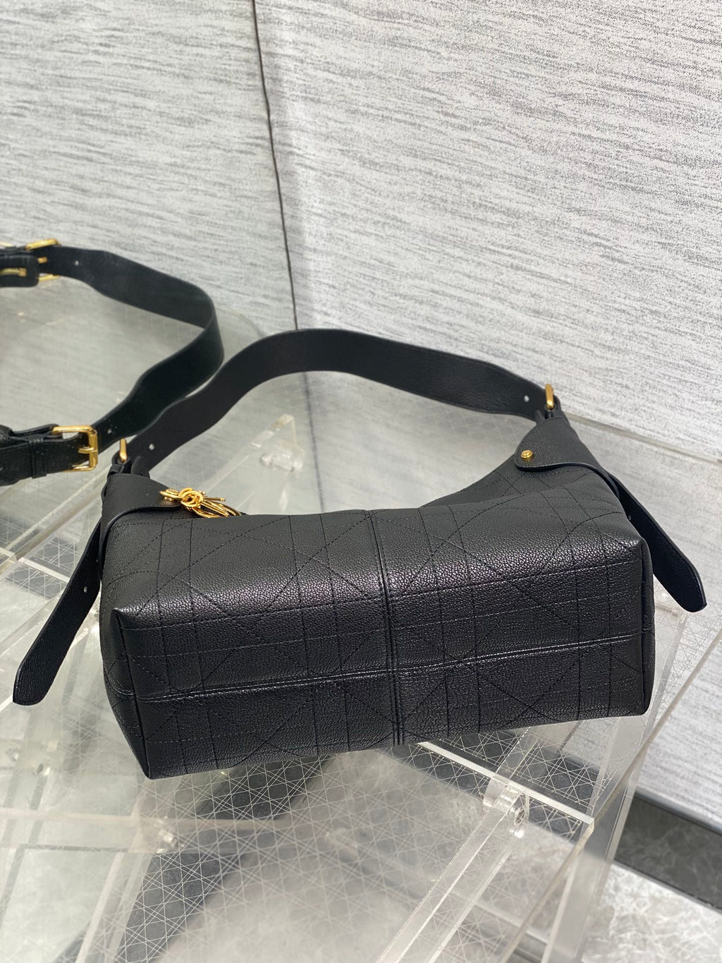 DIOR 25S MEDIUM VOYAGE BAG 28 IN BLACK FLAT MACROCANNAGE GRAINED CALFSKIN