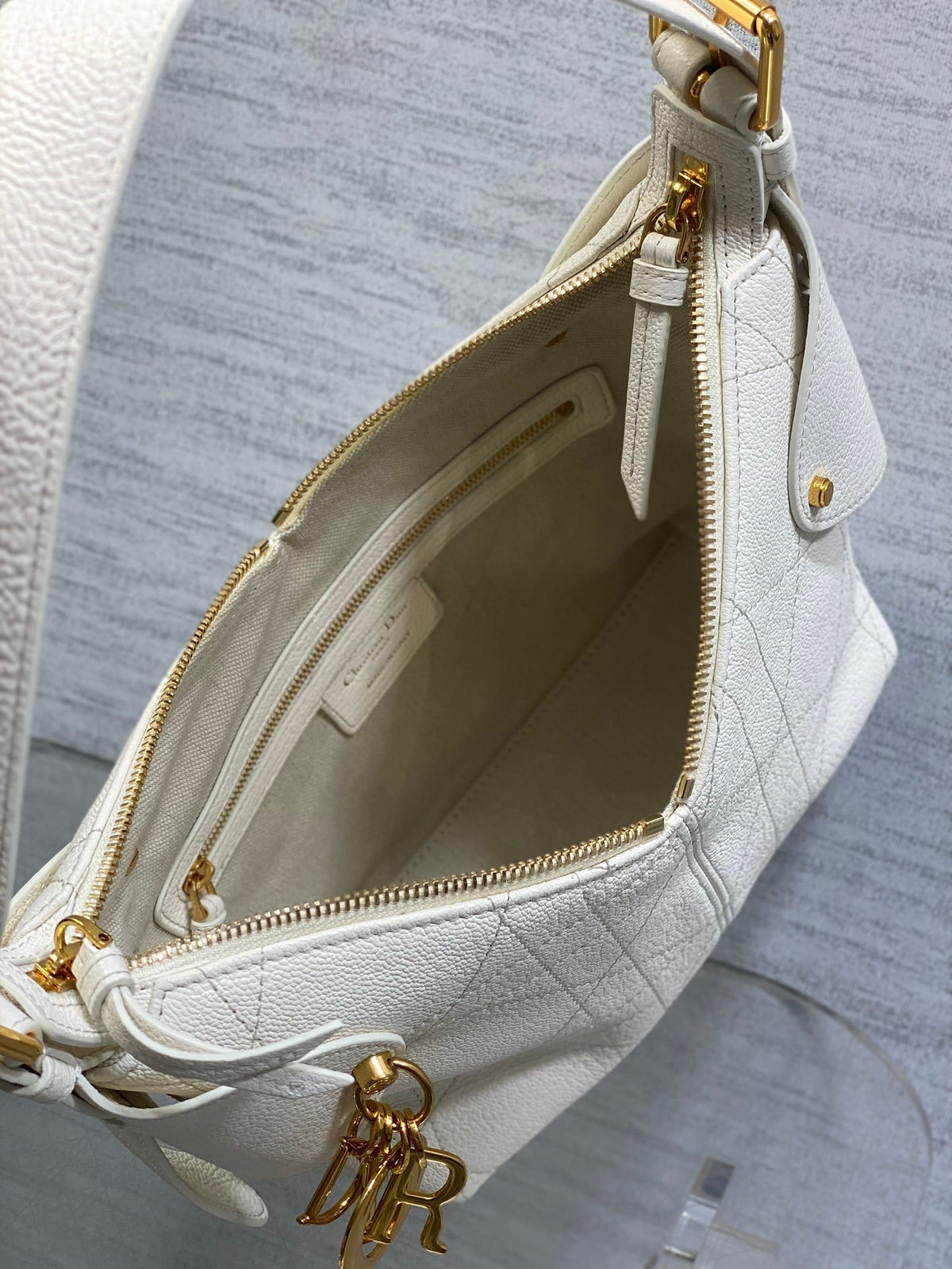 DIOR 25S SMALL VOYAGE BAG 23 IN IVORY FLAT MACROCANNAGE GRAINED CALFSKIN