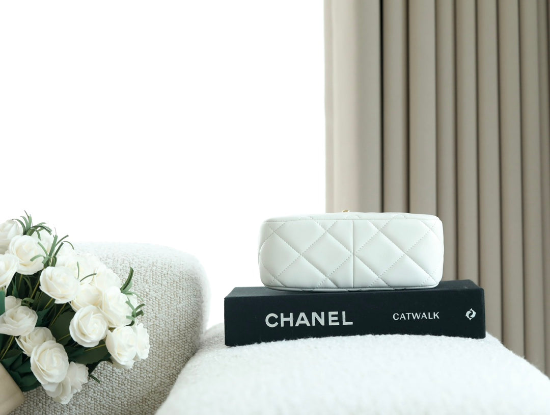 CHANEL 25S HOBO BAG 19.5 CM IN WHITE CALFSKIN WITH GOLD HARDWARE