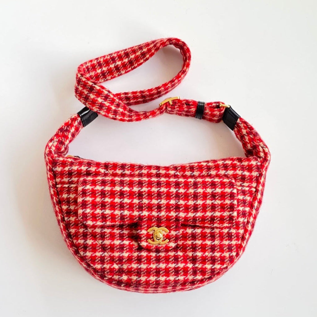 CHANEL 25S HOBO 30 CM IN RED TWEED WITH GOLD HARDWARE