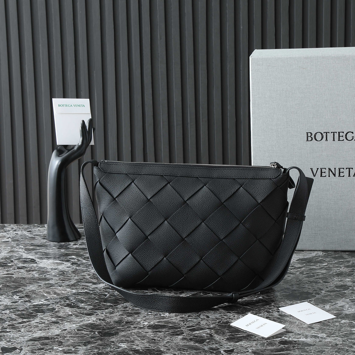BOTTEGA VENETA 25S DIAGO HOBO 39 IN BLACK CALFSKIN