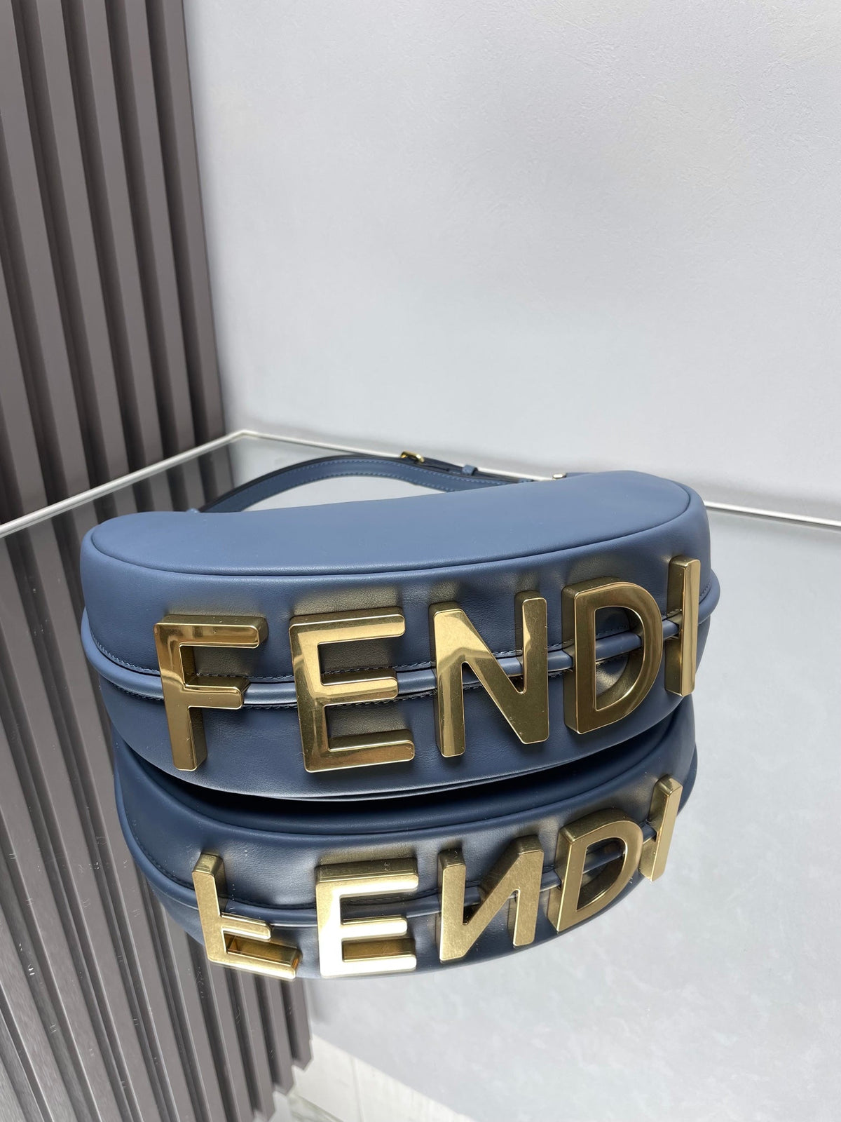 FENDIGRAPHY MEDIUM 29 IN QUEEN SMOOTH LAMBSKIN GOLD HARDWARE