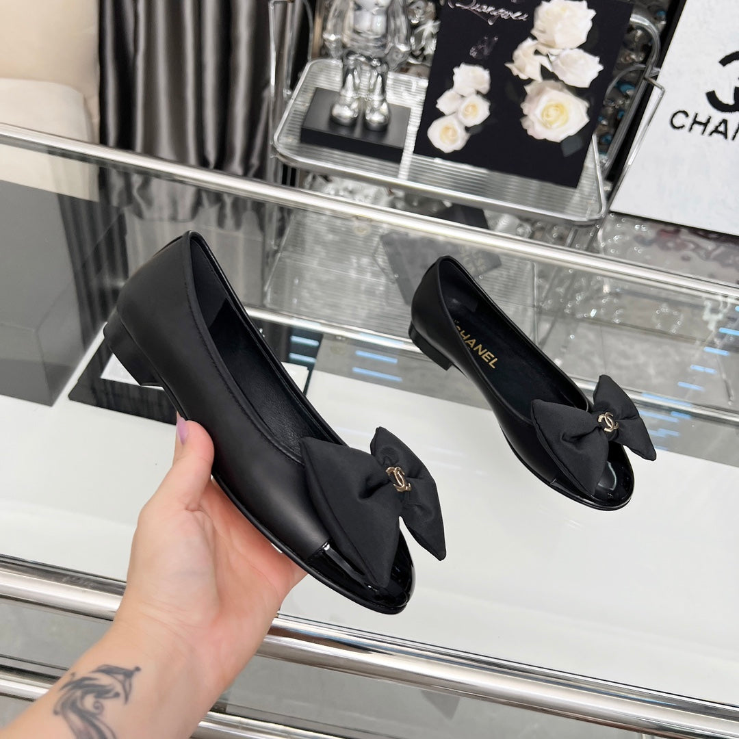 CHANEL 25S ROUND TOE BALLET FLATS WITH A BOW IN BLACK CALFSKIN