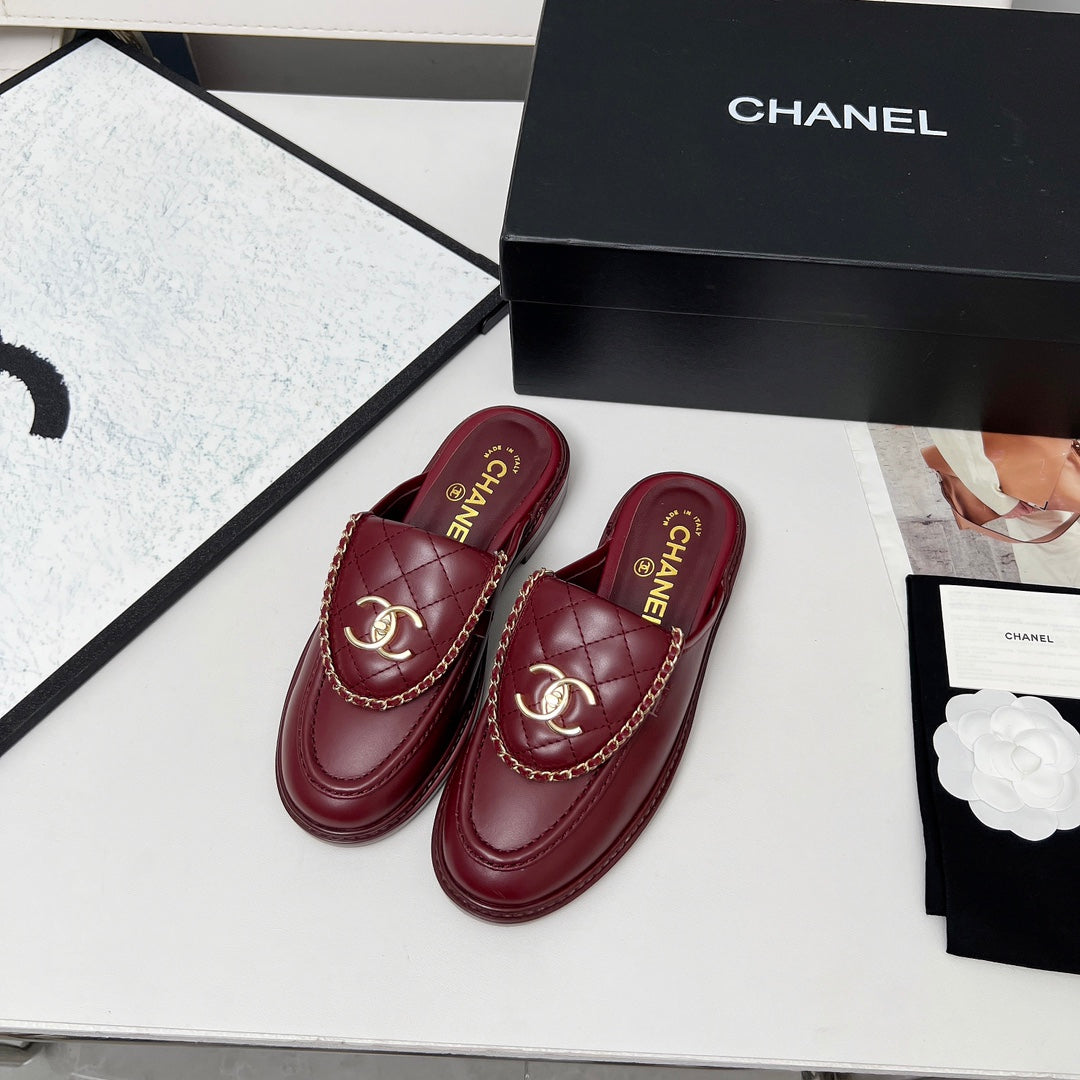CHANEL 25S MULES WITH CHAIN DETAIL IN BURGUNDY CALFSKIN GOLD HARDWRE