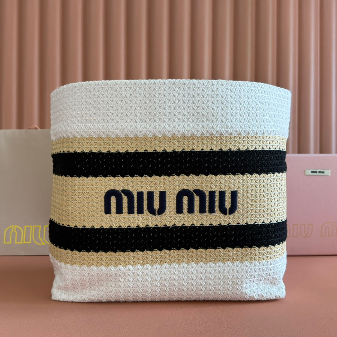 TOTE BAG 40 IN STRIPED PATTERN OF WHITE BEIGE AND BLACK WOVEN RAFFIA