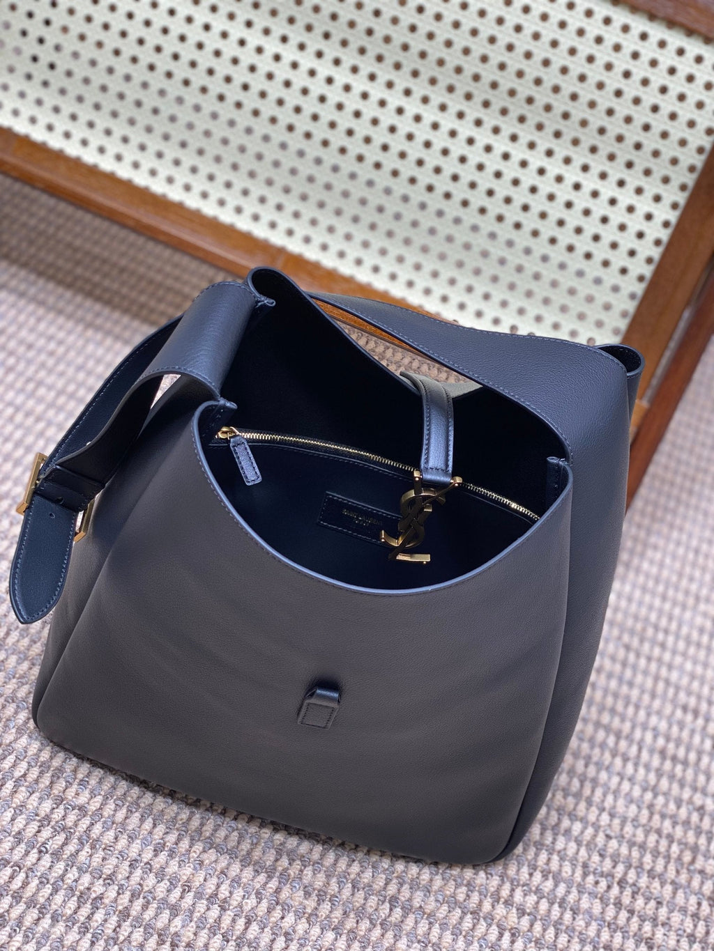 LE 5 À 7 LARGE SUPPLE BAG 31 IN BLACK CALFSKIN