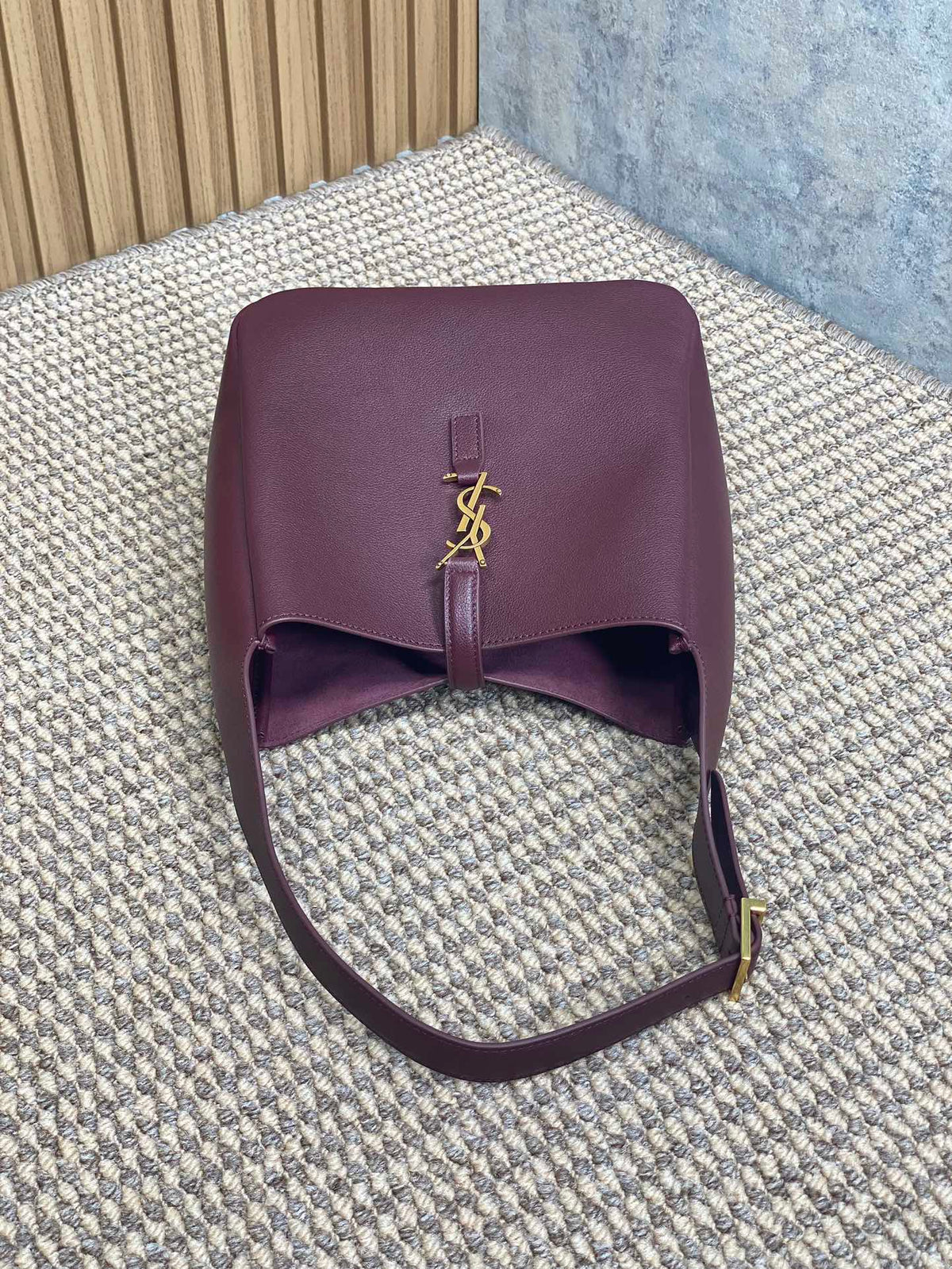 LE 5 À 7 SMALL SUPPLE 22 IN GRAPE PURPLE CALFSKIN GOLD BUCKLE