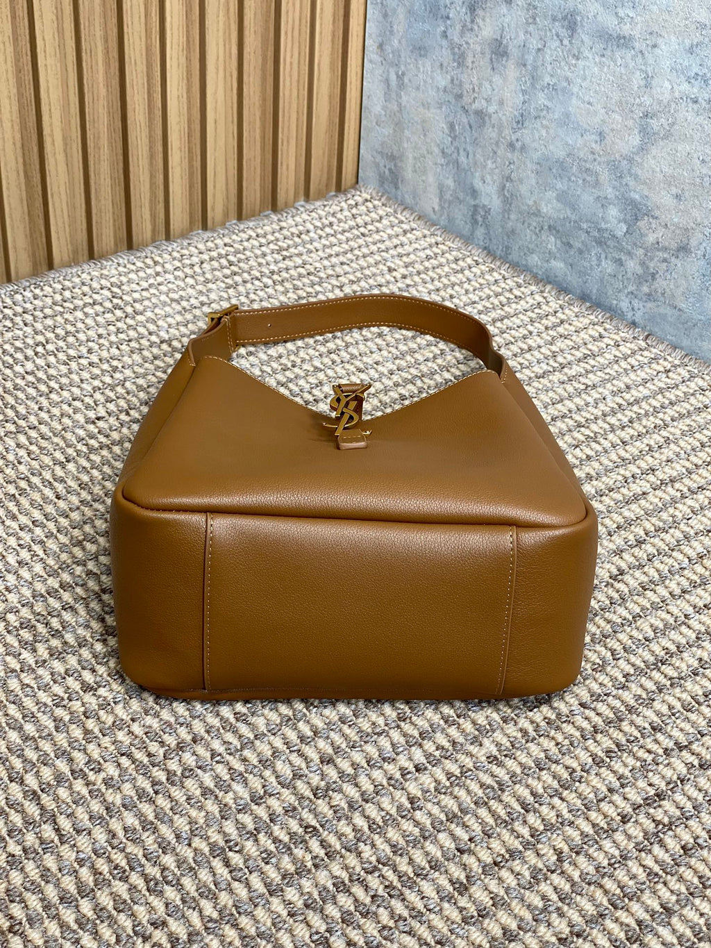 LE 5 À 7 SMALL SUPPLE 22 IN TORTILLA BROWN CALFSKIN GOLD BUCKLE