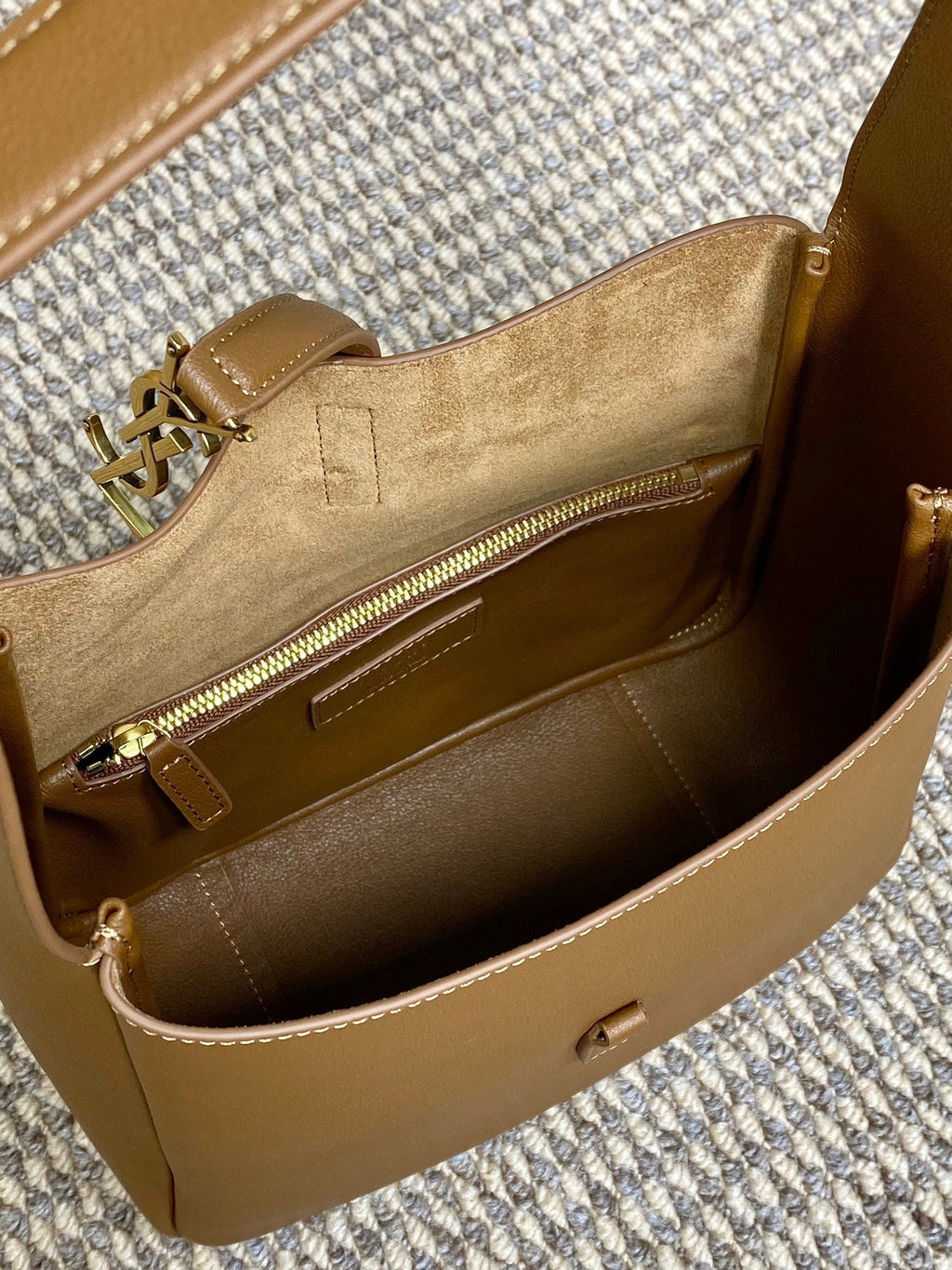 LE 5 À 7 SMALL SUPPLE 22 IN TORTILLA BROWN CALFSKIN GOLD BUCKLE