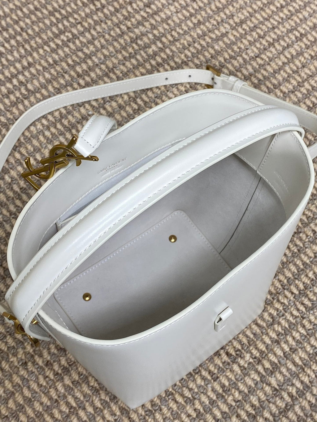 LE 37 SMALL BUCKET BAG 20 IN WHITE CALFSKIN GOLD HARDWARE