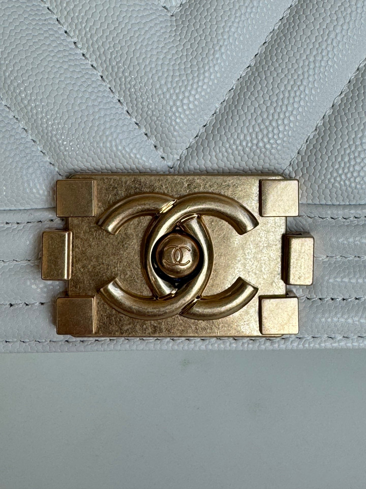 CHANEL BOY 25S 25 CM IN WHITE LAMBSKIN WITH GOLD HARDWARE