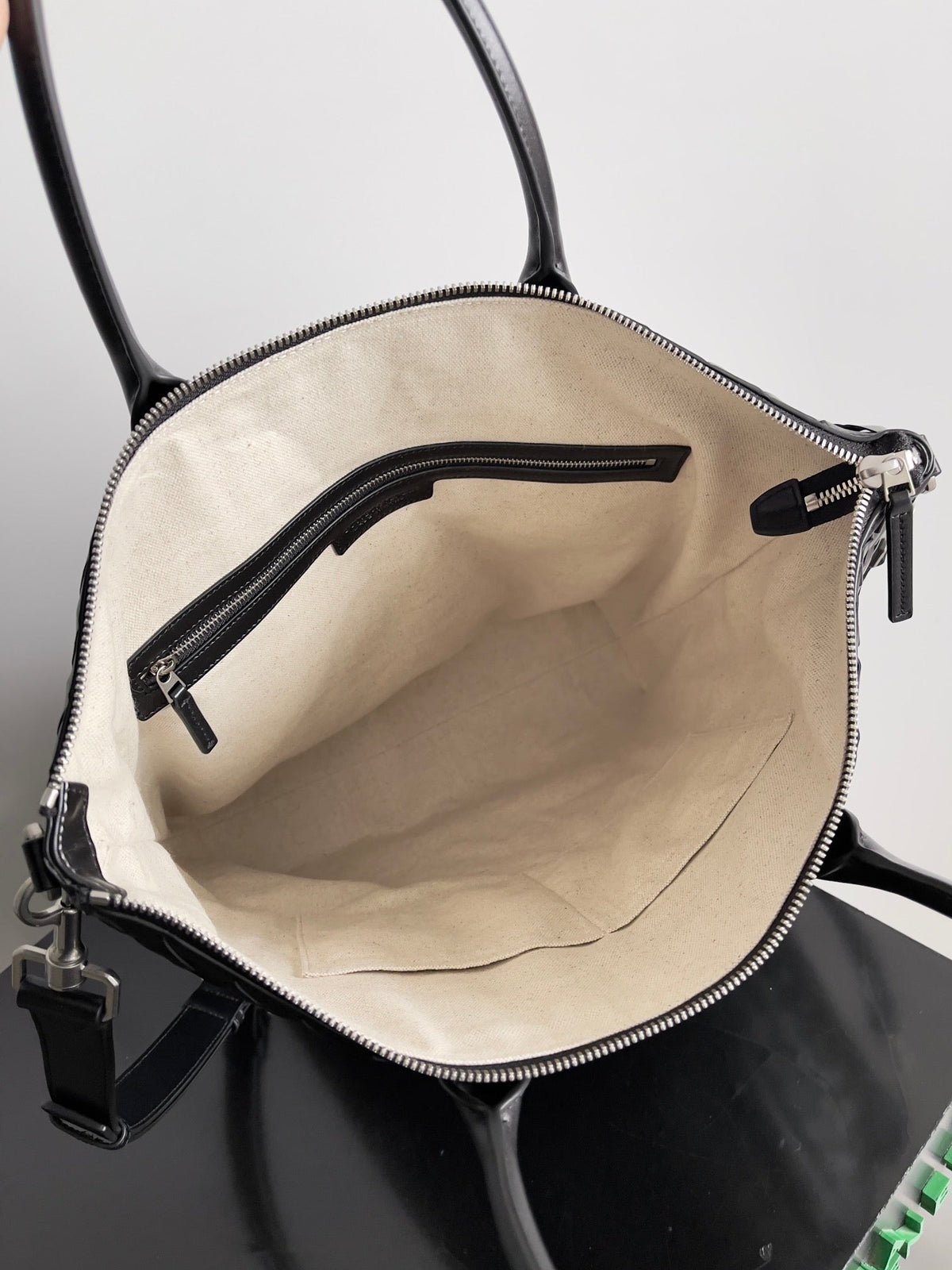BOTTEGA VENETA 25S ANDIAMO LARGE INTRECCIATO 39 IN BLACK CALFSKIN
