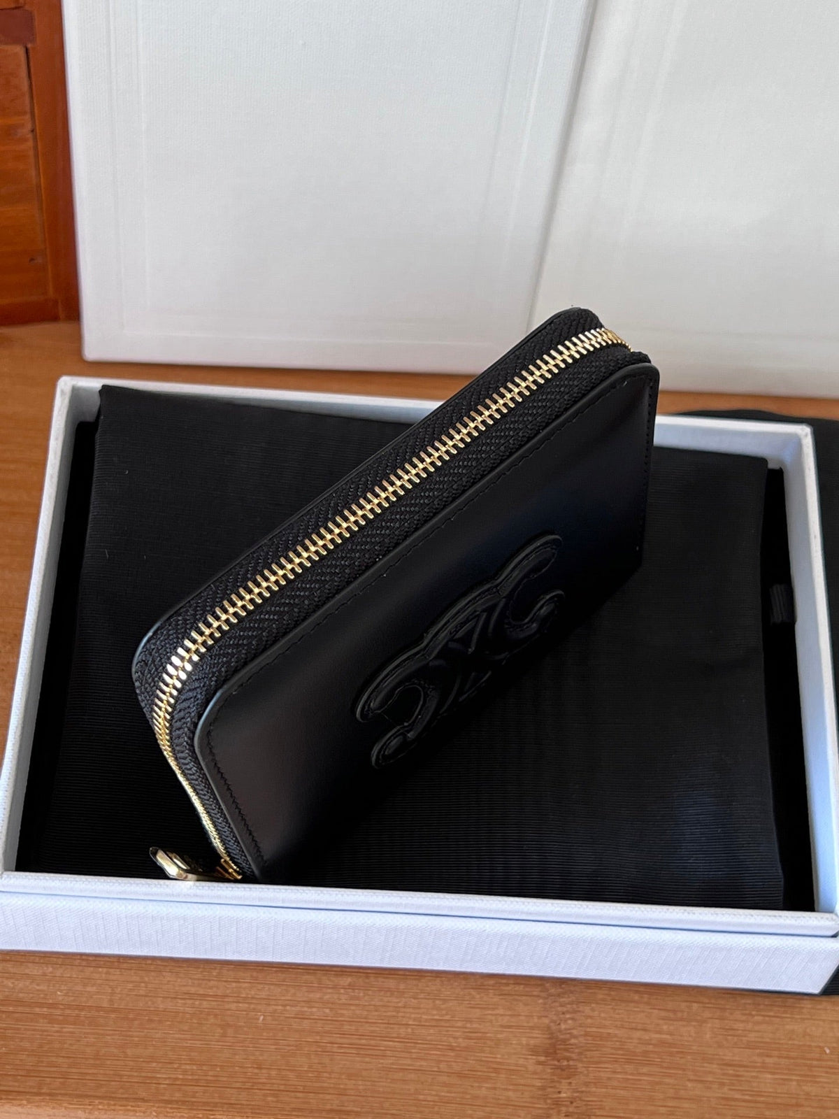 CELINE 25S TRIOMPHE COMPACT ZIPPED WALLET 11 IN BLACK CALFSKIN GOLD HARDWARE