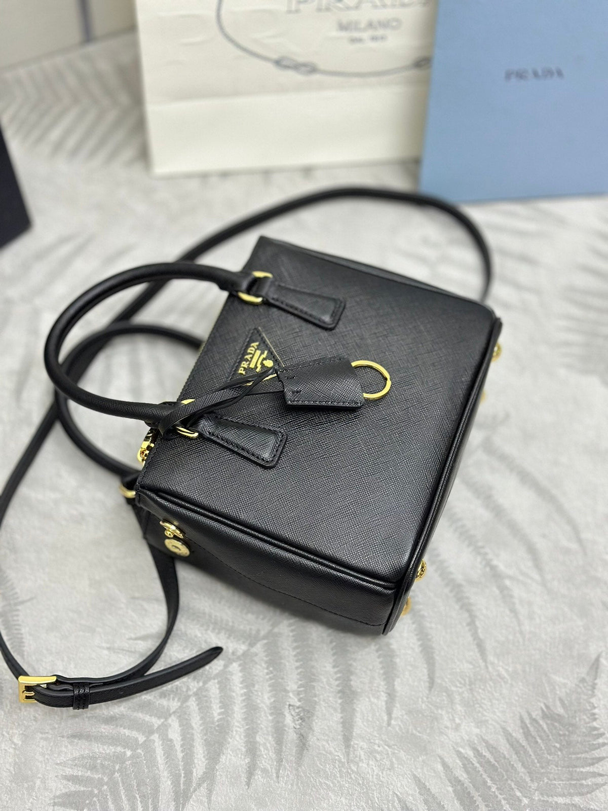 PRADA 25S GALLERIA MEDIUM BAG 20 IN BLACK CALFSKIN GOLD HARDWRE