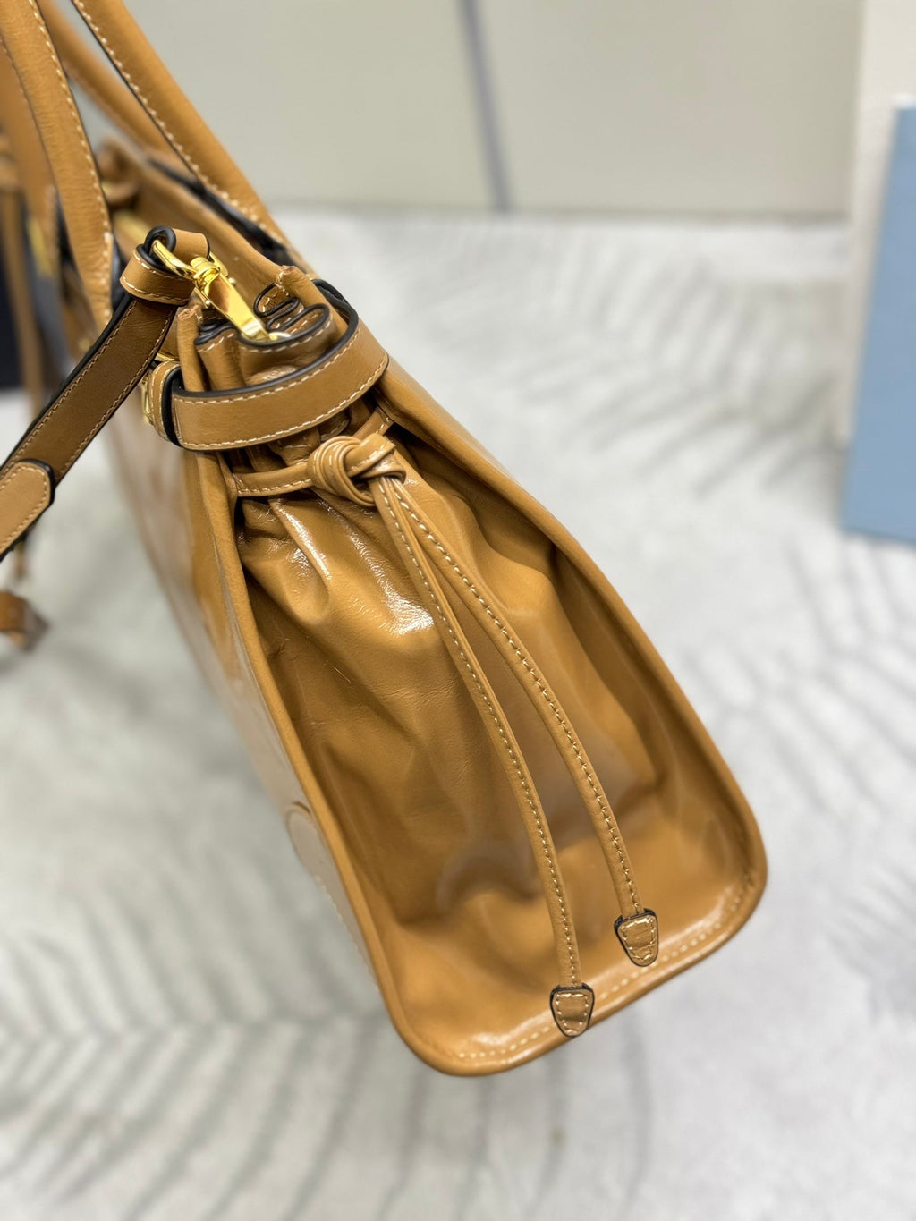 PRADA 25S BONNIE LARGE HANDBAG 38 IN GOLDEN BROWN CALFSKIN GOLD HARDWARE
