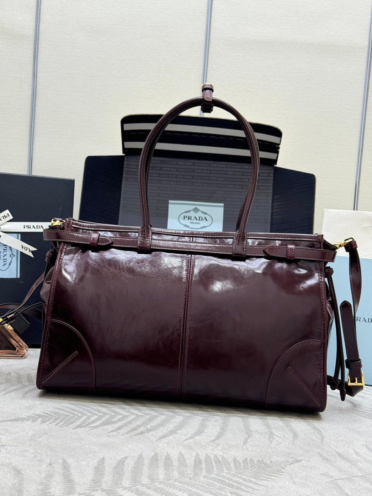 PRADA 25S BONNIE LARGE HANDBAG 38 IN BURGUNDY GLOSSY CALFSKIN GOLD HARDWRE