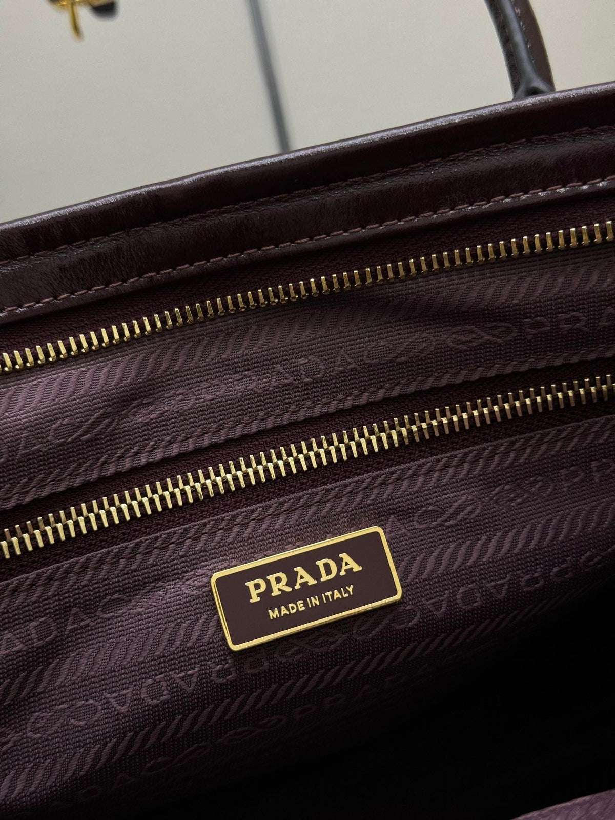 PRADA 25S BONNIE LARGE HANDBAG 38 IN BURGUNDY GLOSSY CALFSKIN GOLD HARDWARE