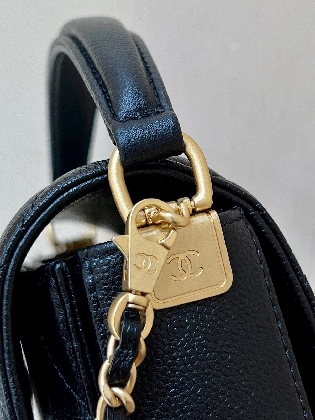 CHANEL FLAP BAG 16 IN BLACK GRAINED CALFSKIN GOLD HARDWARE