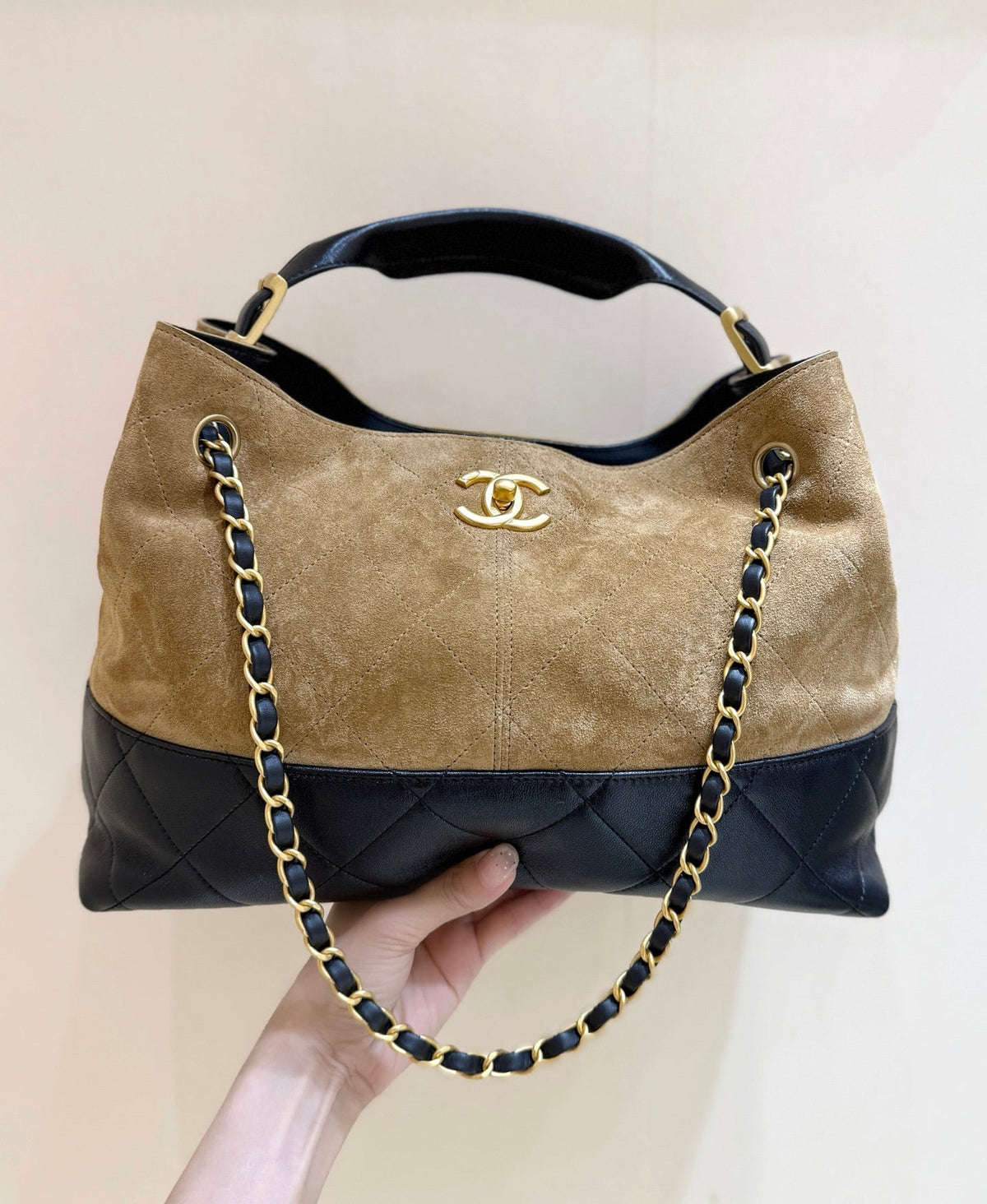 CHANEL 25S LARGE HOBO BAG 36 IN SUEDE COMBINED WITH LAMBSKIN GOLD HARDWARE